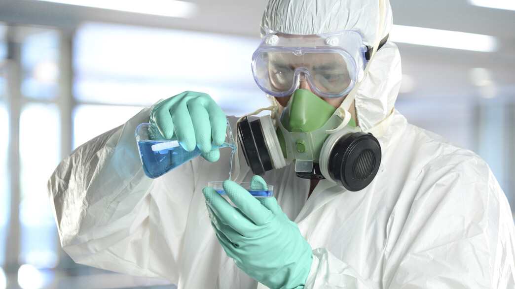 מדען במעבדת חיידקים