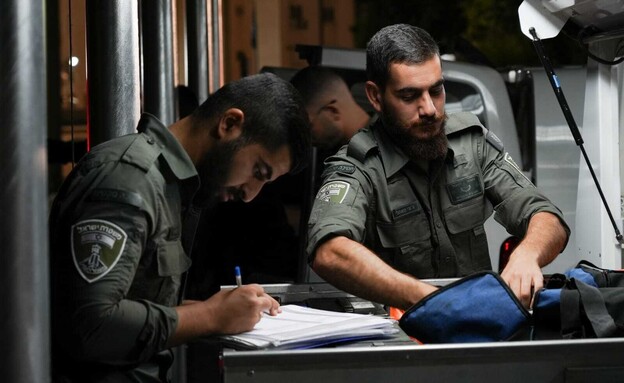 מעצר סוחרי אמל"ח וסמים  (צילום: דוברות המשטרה)