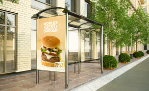 פרסומת להמבורגר על תחנת אוטובוס (צילום: McLittle Stock, shutterstock)