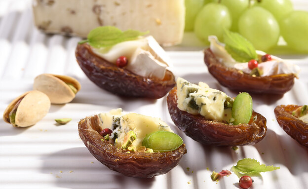 תמרים עם גבינה כחולה, ענבים ופיסטוק (צילום: חגית אורן)