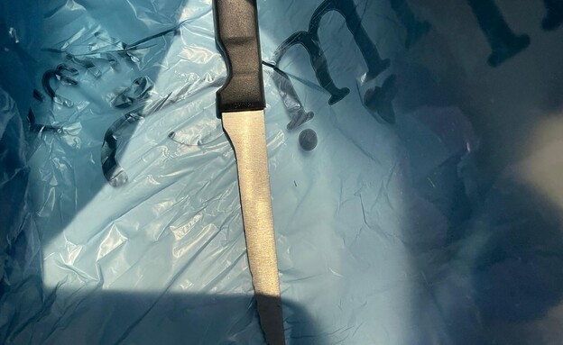 הסכין שנמצאה על גופו של המחבל (צילום: דובר צה