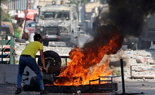 אש בעימותים בין פלסטינים לכוחות הביטחון (צילום: JAAFAR ASHTIYEH/AFP/GettyImages)