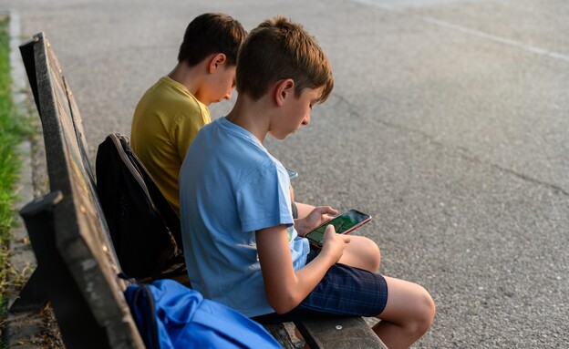 ילדים צופים בסמארטפון (צילום: Silvia Moraleja, shutterstock)