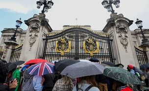 אנשים מתאספים מחוץ לארמון בקינגהאם בלונדון (צילום: reuters)