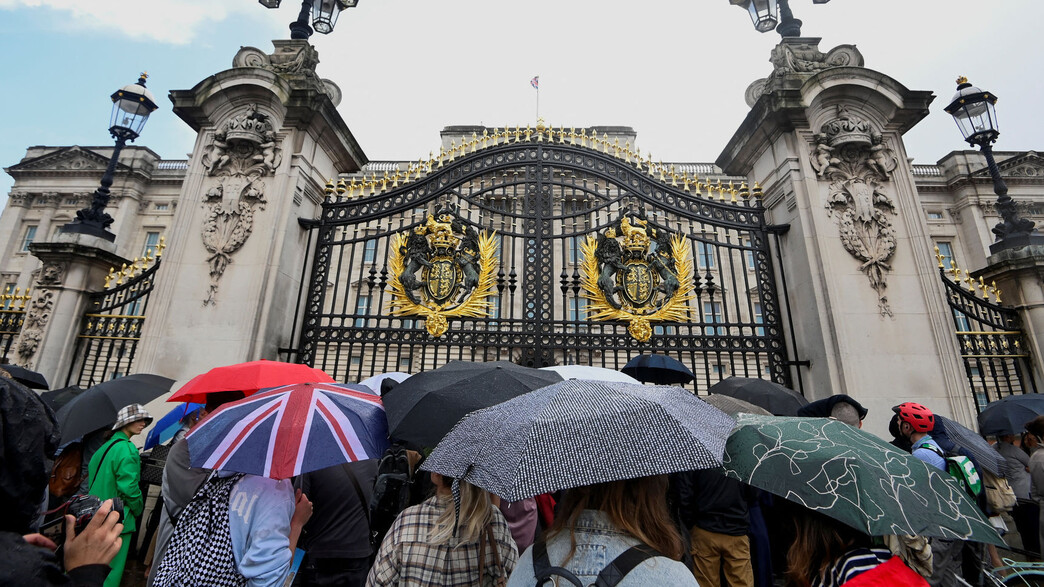 אנשים מתאספים מחוץ לארמון בקינגהאם בלונדון (צילום: reuters)