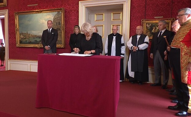 המלכה קאמילה חותמת על טקס ההכרזה המלכותי (צילום: sky news)