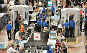 בדיקות ביטחוניות בנמל תעופה ארצות הברית (צילום: Jim Lambert, shutterstock)