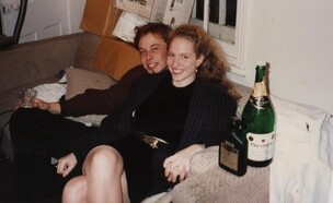 אלון מאסק ובת זוגו גוויין בתקופת הקולג' (צילום: CNN)
