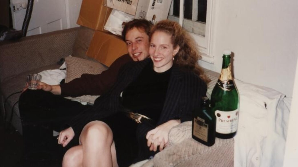 אלון מאסק ובת זוגו גוויין בתקופת הקולג' אלון מאסק ובת זוגו גוויין בתקופת הקולג'