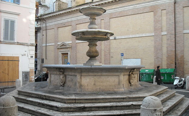 מזרקת דה לה פיאצה דה לה מדונה דיי מונטי רומא איטליה (צילום: Galzu, wikipedia)