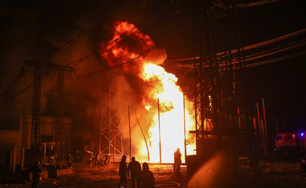 מלחמת רוסיה אוקראינה: תחנת כוח בחרקוב עולה באש (צילום: רויטרס)