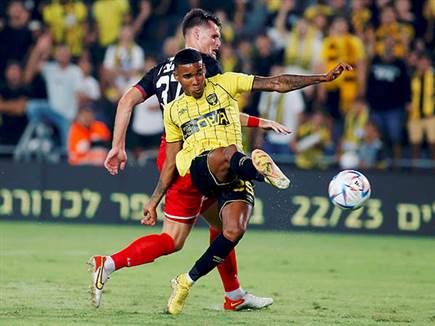 בית"ר ניסתה בדקות הראשונות (צילום: אלן שיבר)