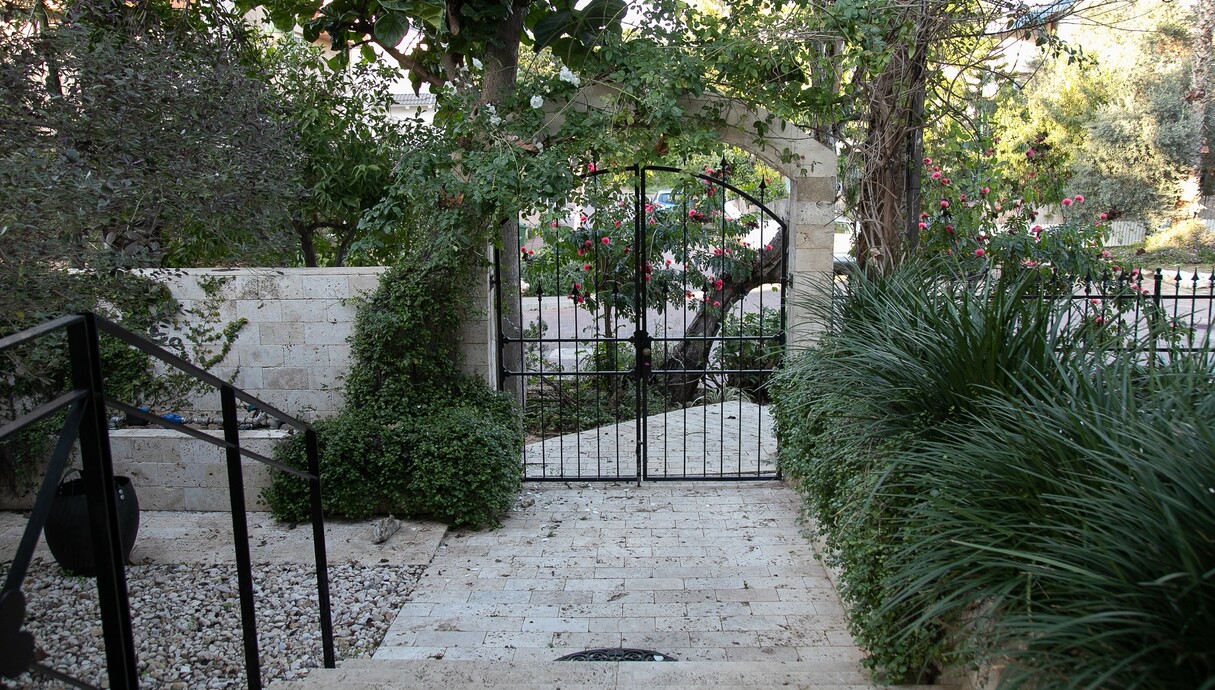 בית באבן יהודה, עיצוב אפי מנשרי, כניסה