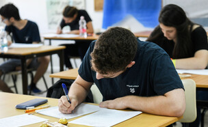 תלמידי תיכון נבחנים לבגרות (צילום: פלאש 90)