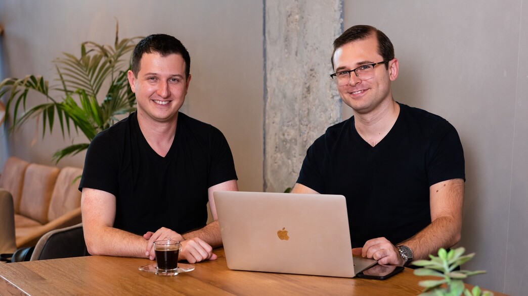 מייסדי זסטי. מימין: מקסים מלמדוב ואלכסיי ביקוב