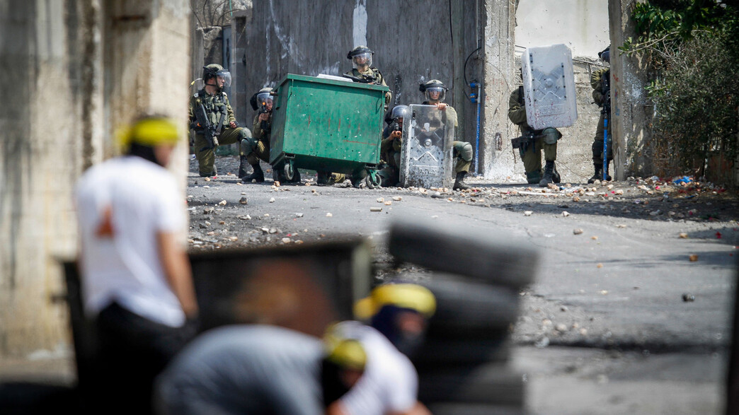פלסטינים מתעמתים עם חיילי צה"ל בכפר קדום סמוך לשכם פלסטינים מתעמתים עם חיילי צה"ל בכפר קדום סמוך לשכם