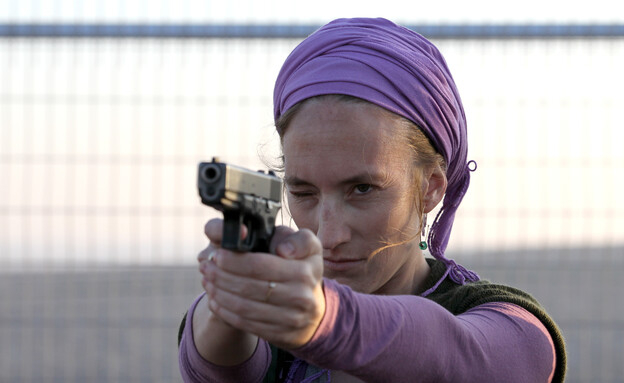 אישה יורה באקדח (צילום: נתי שוחט, פלאש 90)