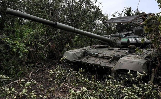 המלחמה באוקראינה, טנק רוסי שנותר בשטח הכבוש (צילום: cnn)