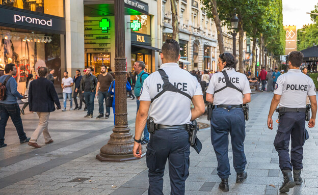 פריז שוטרים שאנז אליזה (צילום: Benny Marty, shutterstock)