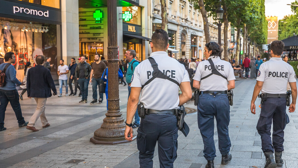 פריז שוטרים שאנז אליזה (צילום: Benny Marty, shutterstock)