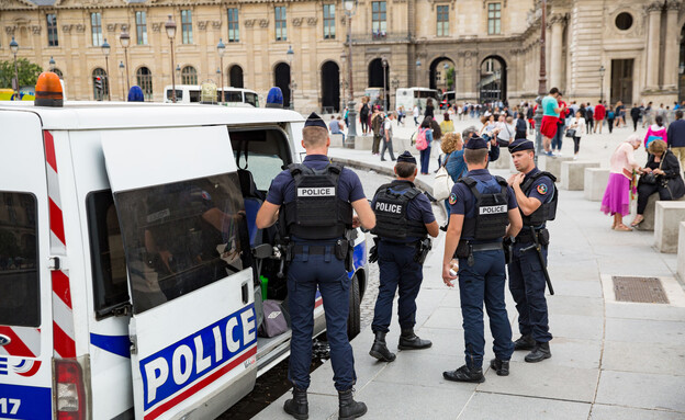 משטרה בפריז (צילום: Aleksandra Suzi, shutterstock)