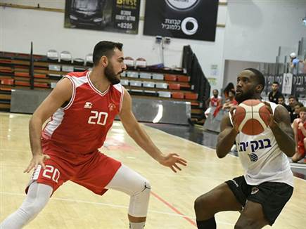 נראה נהדר כשעולה מהספסל. קרינגטון (באדיבות הפועל ירושלים)