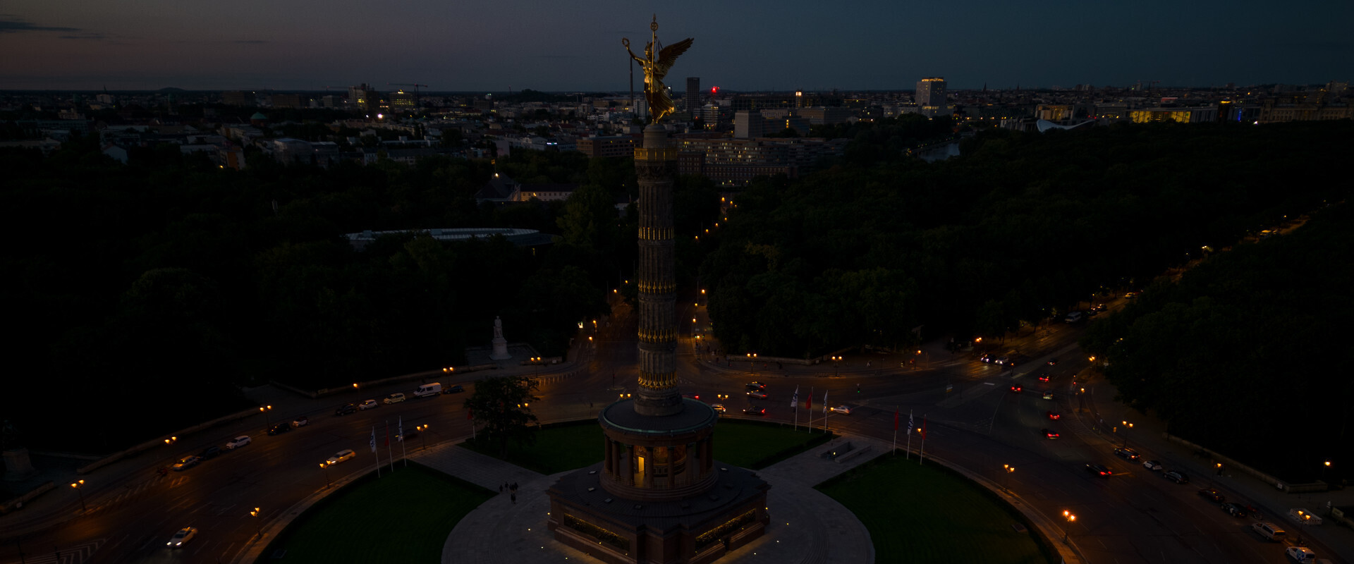 עמוד הניצחון של ברלין מוחשך בעקבות תקנות חיסכון באנרגיה (צילום: Christian Ender, Getty Images)