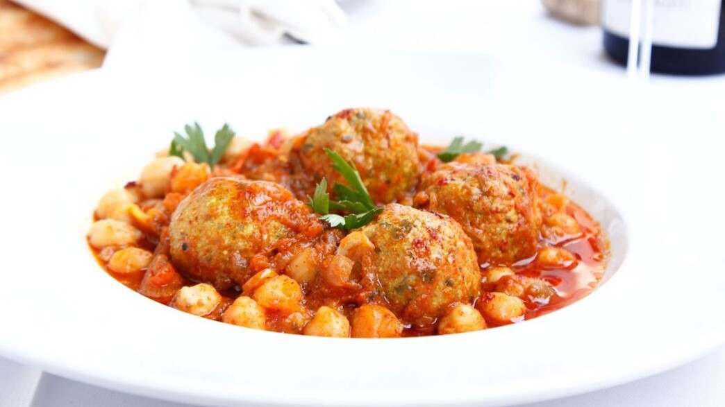 קציצות דגים עם גרגירי חומוס ורוטב עגבניות קציצות דגים עם גרגירי חומוס ורוטב עגבניות