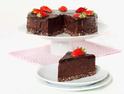 עוגת שוקולד טבעונית (צילום: אולגה טוכשר, המרכיב הסודי)