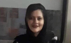 מהסה אמיני, שהוכתה למוות על ידי משטרת הצניעות באיר