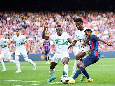 נועלת הטבלה לא הצליחה לעצור את ברצלונה (Alex Caparros/Getty Images)