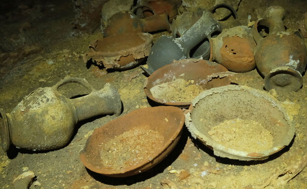 הכלים, כפי שנחשפו במערה (צילום: אמיל אלגם, רשות העתיקות)