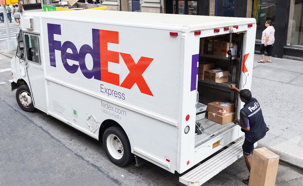 שליח של FedEx (צילום: Antonio Gravante, שאטרסטוק)