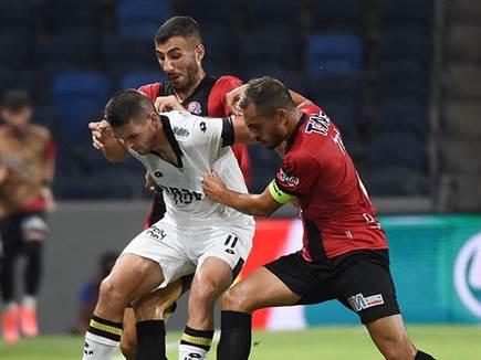 התקשה מול ההגנה של חיפה. זלטאנוביץ' (ברני ארדוב)