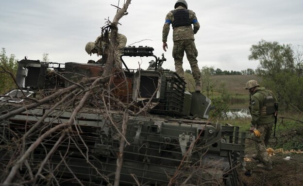 כוחות צבא אוקראינה עם שלל רוסי (צילום: AP)