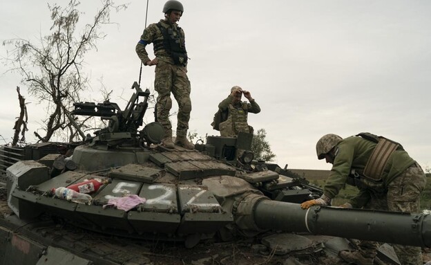 כוחות צבא אוקראינה עם שלל רוסי (צילום: AP)