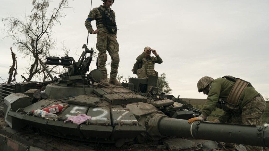 כוחות צבא אוקראינה עם שלל רוסי