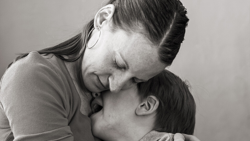 אמא מחבקת ילד בוכה (צילום: ejwhite, Thinkstock)