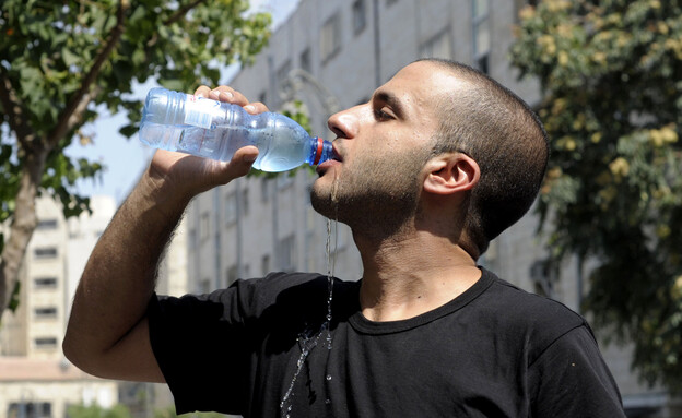 אדם צמא שותה מבקבוק מים (צילום: יואב ארי, פלאש 90)