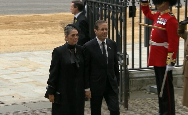הנשיא הרצוג ורעייתו בהלווית המלכה אליזבת' (צילום: רויטרס)