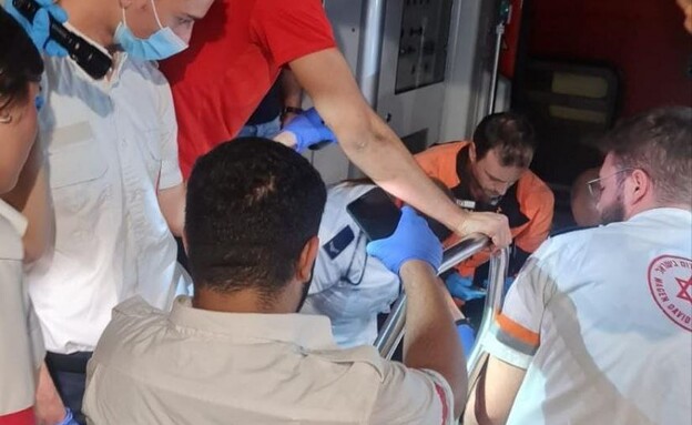 צוותי מד"א מטפלים בצעיר שהתחשמל מקווי רכבת