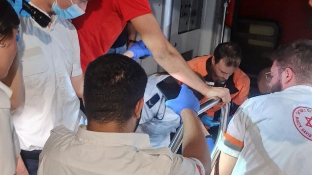 צוותי מד"א מטפלים בצעיר שהתחשמל מקווי רכבת צוותי מד"א מטפלים בצעיר שהתחשמל מקווי רכבת