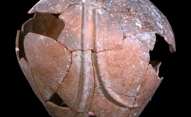 פכית ממשפחת בסיס הטבעת  (צילום: קלרה עמית, רשות העתיקות)