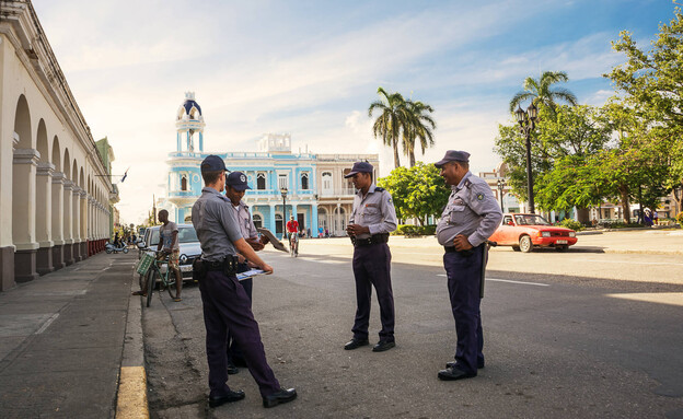 שוטרים בהאוונה קובה (צילום: Angelo DAmico, shutterstock)