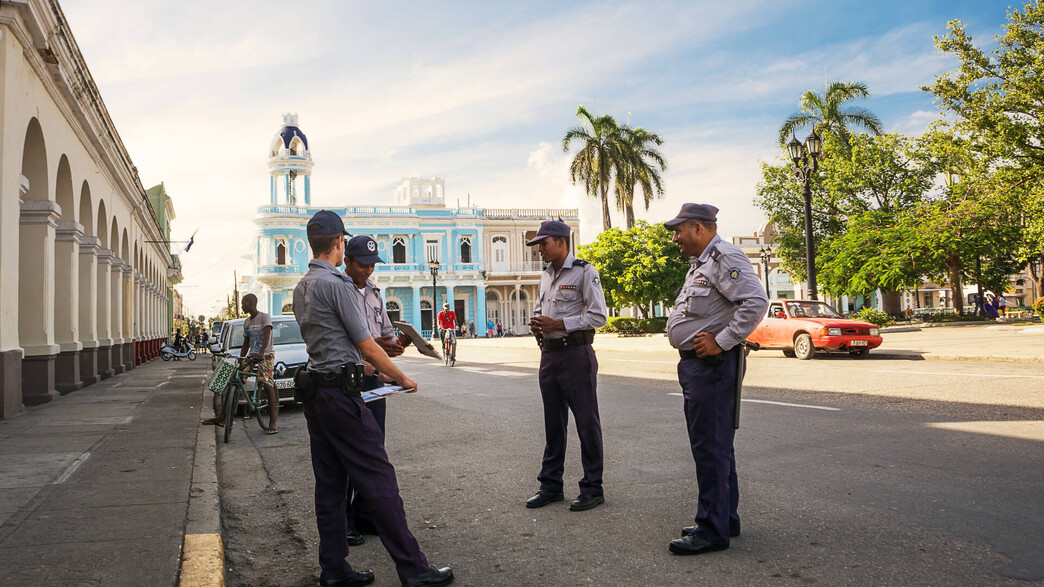 שוטרים בהאוונה קובה (צילום: Angelo DAmico, shutterstock)
