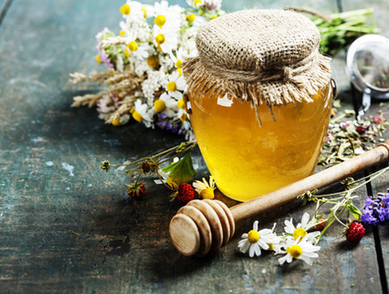 דבש וצמחי מרפא (צילום: Natalia Klenova, Shutterstock)