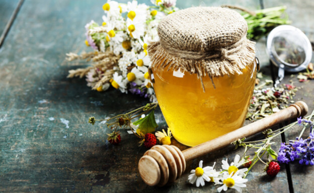 דבש וצמחי מרפא (צילום: Natalia Klenova, Shutterstock)