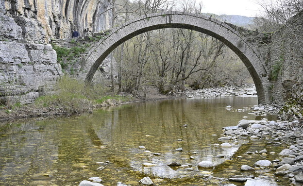 גשר קוקוריס שעל נהר הויקוס (צילום: ניסים לוי)