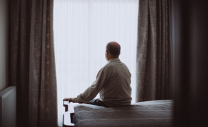 גבר עצוב יושב על מיטה (צילום: ozgurcankaya, Getty Images)