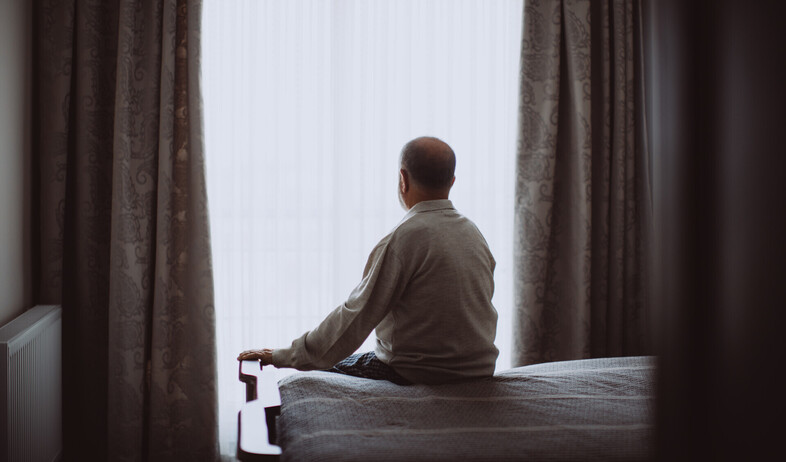 גבר עצוב יושב על מיטה (צילום: ozgurcankaya, Getty Images)